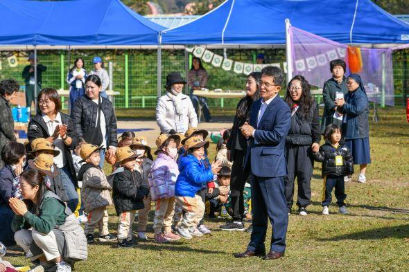 NSP통신-유아의 전인적 성장과 가족 간 유대감 강화를 위한 유아숲 프로그램 지원사업의 일환으로 마련된 이번 행사를 통해 참가자들은 자연의 변화와 생명의 소중함을 직접 체험하며 탄소중립 실천의 의미를 자연스럽게 배웠다. (사진 = 영주시)