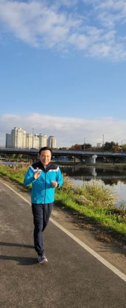 NSP통신-임태희 경기도교육감이 하이러닝 달리기 캠페인에 참여한 모습. (사진 = 경기도교육청)