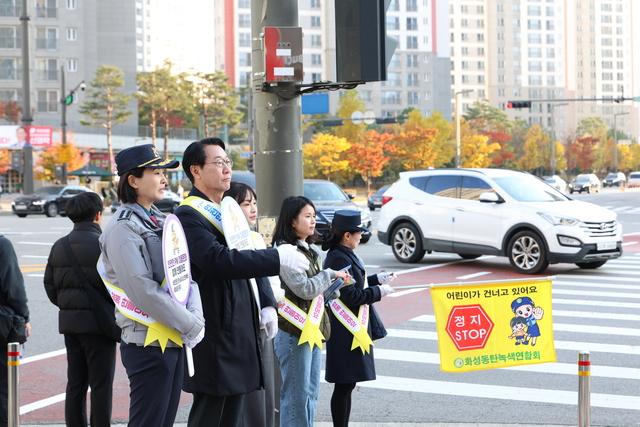 NSP통신-4일 정명근 화성시장과 관계자들이 개인형 이동장치 교통안전 캠페인을 펼치고 있다. (사진 = 화성시)