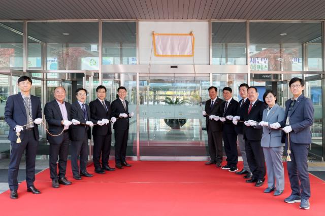 NSP통신-수원특례시 차세대융합기술원에서 김성중 행정1부지사, 도의회 안전행정위원회 등이 현판식 가운데 기념촬영을 하고 있다. (사진 = 경기도)