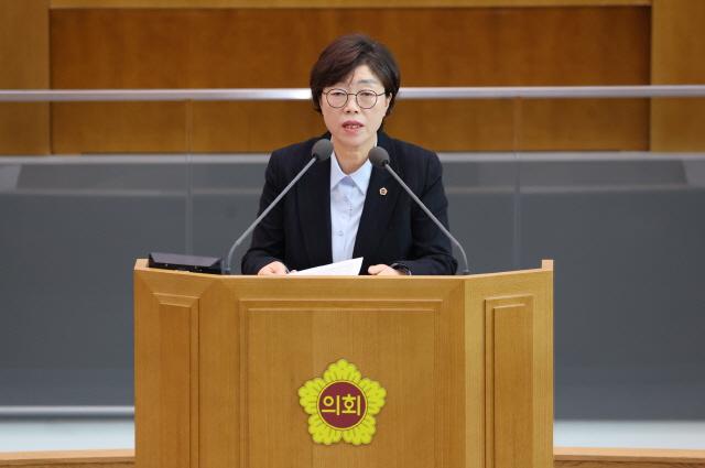 NSP통신-박옥분 경기도의원이 4일 제387회 정례회 제1차 본회의에서 5분 자유발언을 하고 있다. (사진 = 경기도의회)