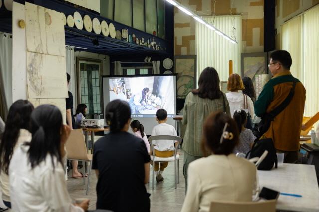 NSP통신-예술가 작업실을 시민에게 공개하는 오픈스튜디오 참여 프로그램 모습. (사진 = 용인문화재단)