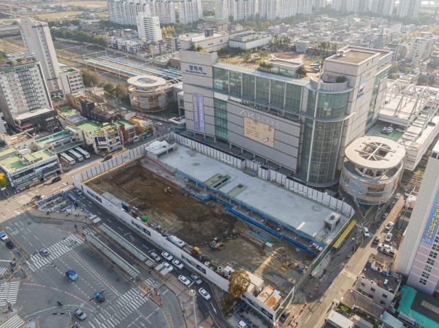 NSP통신-총 808억원이 투입돼 평택역 복합문화광장과 차 없는 거리 조성사업 공사가 진행 중인 평택역 모습. (사진 = 평택시)