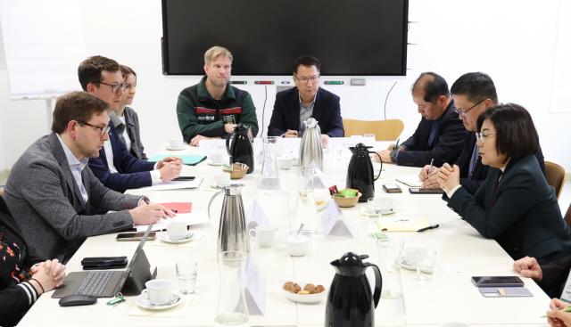 NSP통신-김보라 안성시장이 독일 관계자와 면담을 진행하고 있다. (사진 = 안성시)