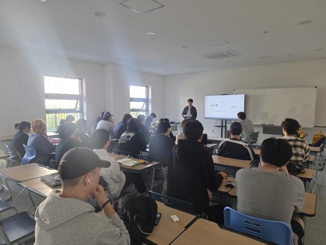 NSP통신-인기 유튜버 기찬아가 김포대 유튜브크리에이터과 재학생들을 대상으로 지속가능한 유튜버 전략 특강을 진행하고 있다. (사진 = 김포대학교)