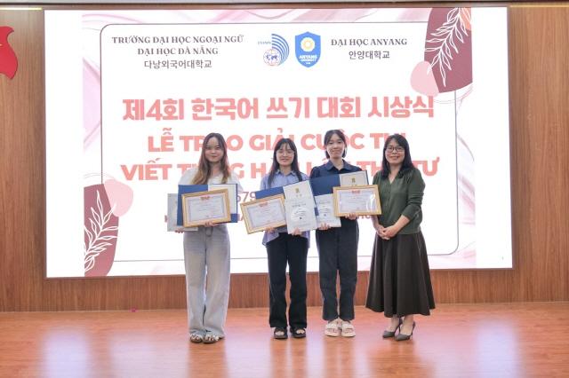NSP통신-4일 베트남 다낭외대에서 열린 제4회 한국어 쓰기 대회 시상식 모습. (사진 = 안양대학교)