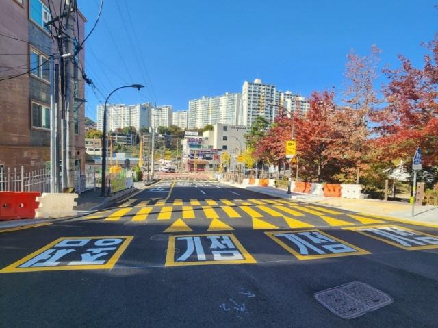 NSP통신-용인특례시 마북동 교동마을 현대홈타운 정문 앞 우회전 전용차로 확장 개통 완료 모습. (사진 = 용인특례시)