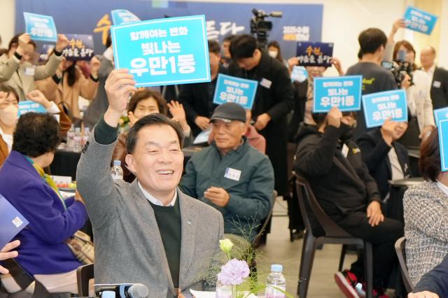 NSP통신-5일 이재준 수원시장이 우만1동 주민들과 함께하며 활짝 웃고 있는 모습. (사진 = 수원시)