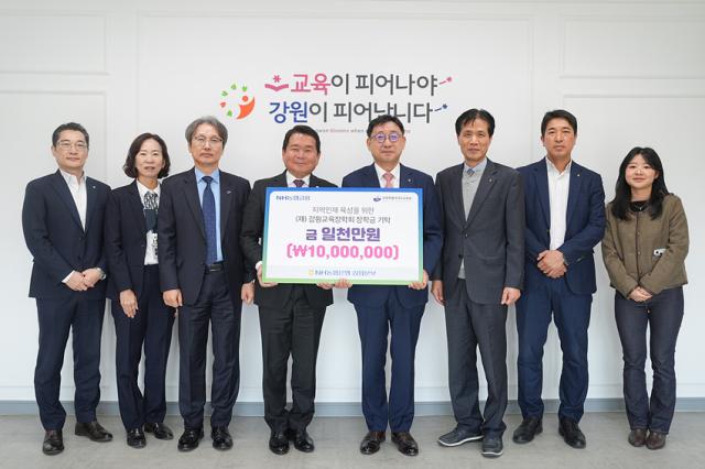 NSP통신-NH농협은행 강원본부로부터 장학금을 기탁 받은 모습. (사진 = 강원도교육청)