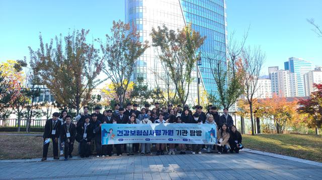 NSP통신-원주 청년들을 위한 공공기관 직무 탐방 프로그램 기념촬영 모습. (사진 = 원주시)