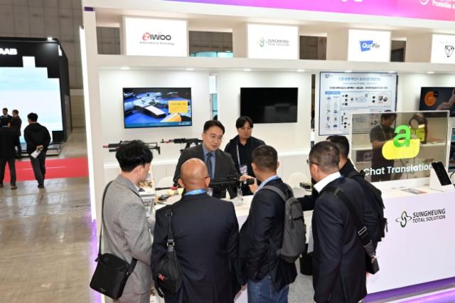 NSP통신-해외 바이어들이 2025 ADEX에 참가한 성남기업 부스를 둘러보고 있다. (사진 = 성남시)