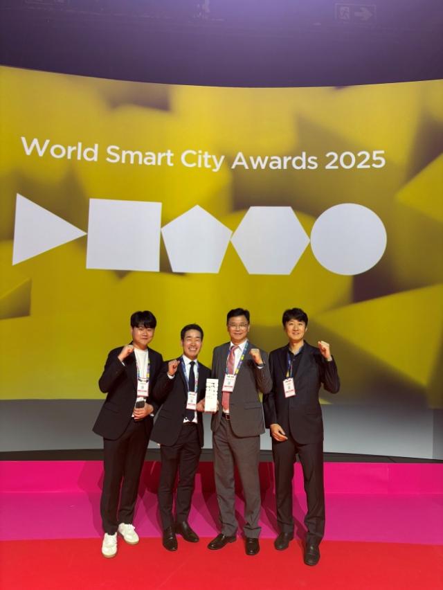 NSP통신-차광승 성남시 4차산업국장과 AI반도체과 직원들이 5일 (현지시간) 스페인 바르셀로나에서 열린 2025 스마트시티 엑스포 월드 콩그레스(SCEWC 2025)에서 월드 스마트시티 어워즈(World Smart City Awards) 모빌리티 부문 대상 수상 후 기념사진을 찍고 있다. (사진 = 성남시)