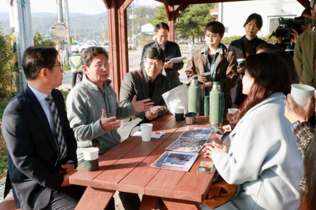 NSP통신-이상일 용인특례시장이 처인구 원삼면 두창초등학교에서 학교환경 개선을 위한 간담회를 하고 있다. (사진 = 용인특례시)