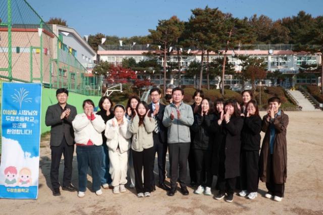 NSP통신-이상일 용인특례시장이 처인구 원삼면 두창초등학교에서 학교환경 개선 간담회 후 기념촬영을 하고 있다. (사진 = 용인특례시)