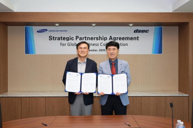 NSP통신-김경희 삼성중공업 부사장(왼쪽)과 윤석용 디섹 대표이사가 MOU를 체결했다. (사진 = 삼성중공업 제공)