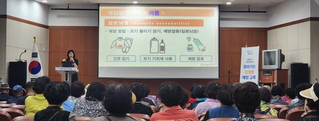 NSP통신-노인들을 대상으로 감염병 예방 교육이 진행되고 있다. (사진 = 화성시)