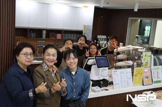 NSP통신-황호순 광양시여성단체협의회장과 드림카페 커뮤니티센터점 직원들 기념 찰영 (사진 = 광양시청)