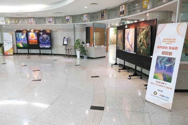 NSP통신-화성시의회 로비에서 열리고 있는 움직이는 미술관 모습. (사진 = 화성시의회)