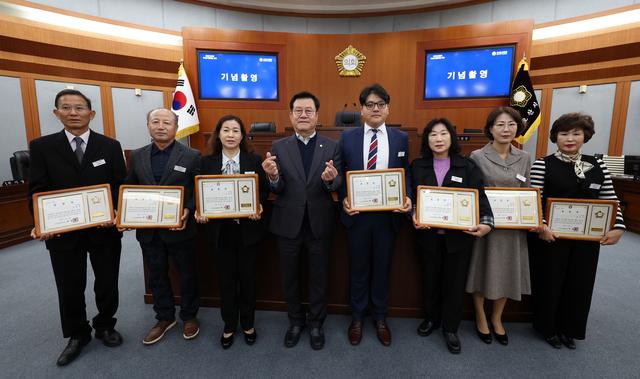 NSP통신-6일 이상복 오산시의회 의장(가운데)과 수상자들이 기념촬영을 하고 있다. (사진 = 오산시의회)