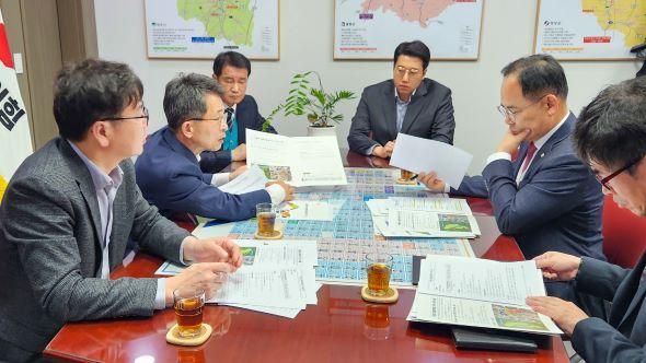 NSP통신-영주시는 지난 5일 국회를 방문해 2026년도 국가예산 확보와 지역 현안사업의 조속한 추진을 위해 적극적인 지원을 건의했다. 국가 균형발전과 지역 성장동력 확보에 적극 나서 (사진 = 영주시)