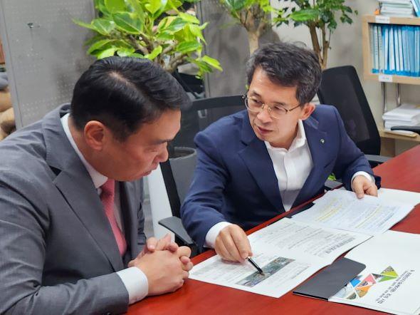 NSP통신-영주시는 이번 건의에서 숲관광단지(숲케어팜) 조성 사업, 낙동강 생태자원화지구 조성 사업, 영주시 비상활주로 활용 첨단드론 시험평가 지원센터 조성 등 지역 성장동력 확보를 위한 핵심사업을 중점적으로 설명했다. (사진 = 영주시)