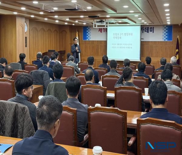 NSP통신-포항상공회의소는 지난 4일 포항상공회의소 2층 회의실에서 상공의원, 회원업체 대표 및 임원들이 참석한 가운데 민정훈 국립외교원 미주연구부 교수를 초빙해 트럼프 2기 행정부와 국제정세라는 주제로 경제아카데미 3주차 강의를 진행했다. (사진 = 포항상공회의소)