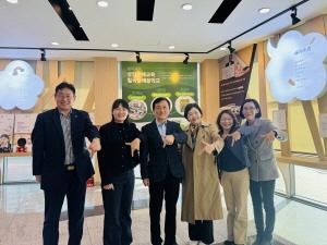 NSP통신-칠곡군은 지난 4일 일본 도쿄도립대학교 김윤정 교수, 오사카산업대학교 신야 마키코 교수, 그리고 전국문해기초교육협의회 김인숙 회장 등의 방문단이 칠곡군교육문화회관을 찾아 칠곡형 문해교육의 추진 체계와 우수사례를 직접 살펴보았다고 밝혔다. (사진 = 칠곡군)