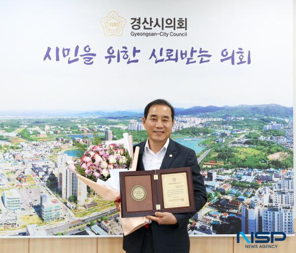 NSP통신-경산시의회 권중석 운영위원장은 2025년 대한민국 시군자치구의회 의장협의회에서 수여하는 대한민국 지방의정봉사상을 수상했다. (사진 = 경산시의회)