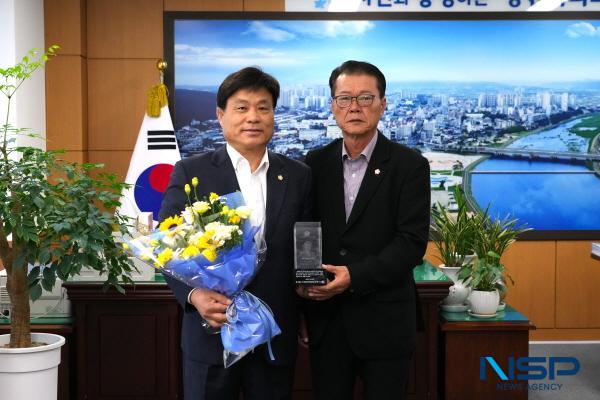 NSP통신-영천시의회 김상호 의원(산업건설위원장)이 경상북도 시·군의회의장협의회장이 수여하는 2025년도 경상북도 의정봉사대상을 수상했다. (사진 = 영천시의회)