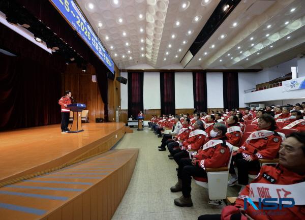 NSP통신-영덕군은 지난 5일 영덕군민회관에서 2025~26년 산불 감시원 발대식을 개최했다. (사진 = 영덕군)