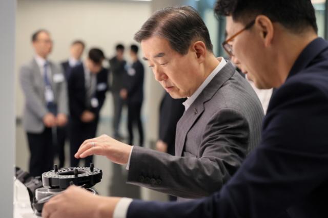 NSP통신-5일 삼양디스커버리센터에서 열린 삼양 이노베이션 R&D 페어 2025에서 김윤 삼양홀딩스 회장이 전시 과제를 살펴보고 있다.