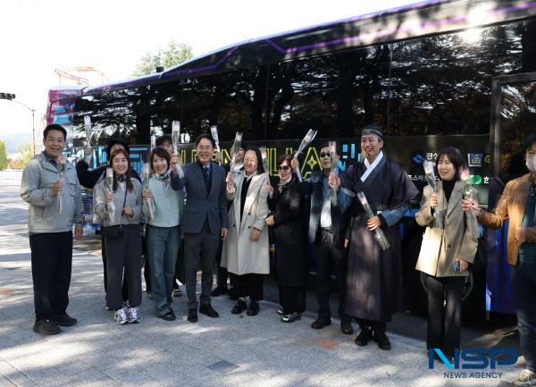 NSP통신-경주시는 지난 5일 시민과 관광객을 대상으로 첨단 XR(확장현실) 기술을 활용한 골든 신라 XR모빌리티 버스의 첫 정식 운행을 시작했다고 밝혔다. (사진 = 경주시)