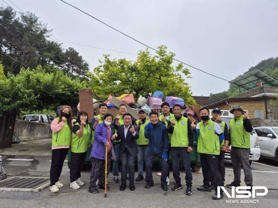 NSP통신-옥룡면 맞춤형 봉사단 봉사활동 취약계층 집 청소 (사진 = 광양시청)