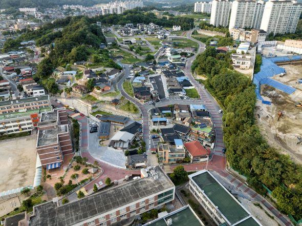 NSP통신-영주시 관사골, 효자지구 새뜰마을사업 답사 인기, 경북내 지자체 담당 공무원들 효자 새뜰마을사업 둘러봐 (사진 = 영주시)