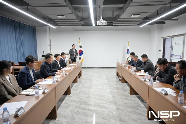 NSP통신-여수시가 중국 웨이하이 한인회 사무실에서 정동권 한인회장과 임원 및 여행협회 관계자 등을 대상으로 설명회를 열고 섬박람회와 여수 해양관광 콘텐츠를 소개했다. (사진 = 여수시)