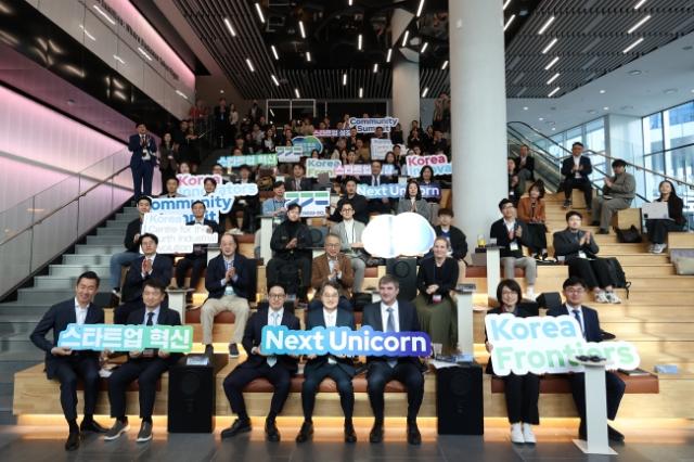 NSP통신-7일 오전 성남 글로벌비즈센터에서 열린 한국 혁신 스타트업 서밋에서 김동연 경기도지사가 참석자들과 기념촬영을 하고있다. (사진 = 경기도)