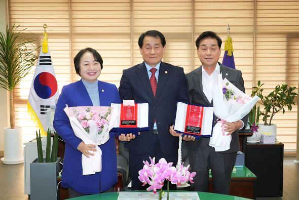 NSP통신-안동시의회 권기윤·정복순 의원이 경상북도 시·군의회 의장협의회가 수여하는 2025년 경상북도 의정봉사대상을 수상했다. (사진 = 안동시의회)
