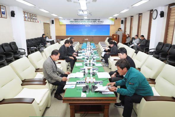 NSP통신-이번 연구는 문화체육관광부 대한민국 문화도시로 지정된 안동시가 2025년부터 2027년까지 추진하는 문화도시 사업의 중장기 전략 방향을 정립하기 위한 것이다. 국내외 문화도시 및 세계유산 도시 사례를 분석하고 현장조사·설문조사 등을 통해 실질적인 정책 대안을 도출할 계획이다. (사진 = 안동시의회)