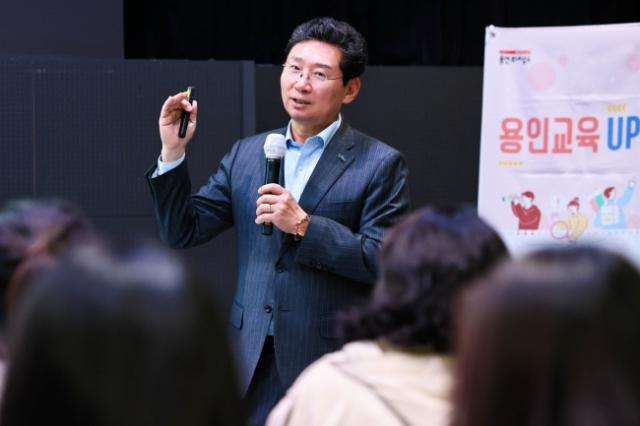 NSP통신-이상일 용인특례시장이 처인구와 기흥구 지역 중학교 학부모들과 간담회를 갖고 교육환경 현안에 대해 의견을 제시하고 있다. (사진 = 용인특례시)