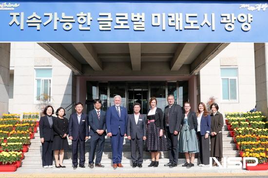 NSP통신-아델베르트 슈티프터 김나지움(Adalbert Stifter Gymnasium) 교장단 일행 광양시 방문 기념 찰영 (사진 = 광양시청)