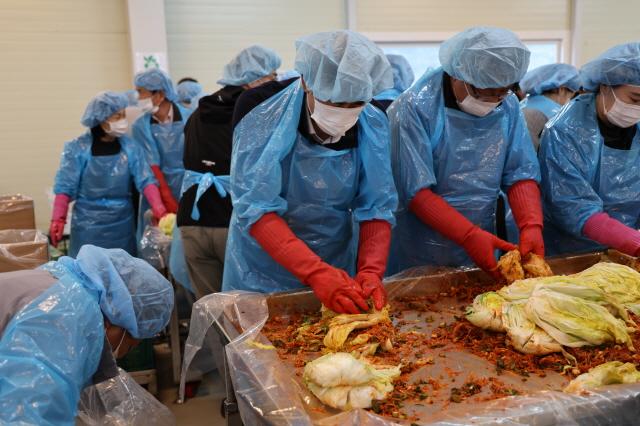 NSP통신-6일 처인구 남사읍 소재 남사농원에서 펼친 사랑의 김장담그기 봉사활동 모습. (사진 = 용인도시공사)