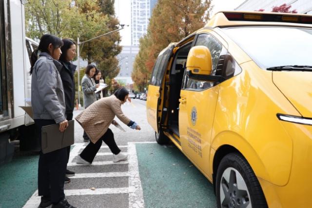 NSP통신-안양시가 아동의 안전한 이동환경 조성 위해 지역아동센터 어린이통학버스 안전점검을 실시하고 있다. (사진 = 안양시)