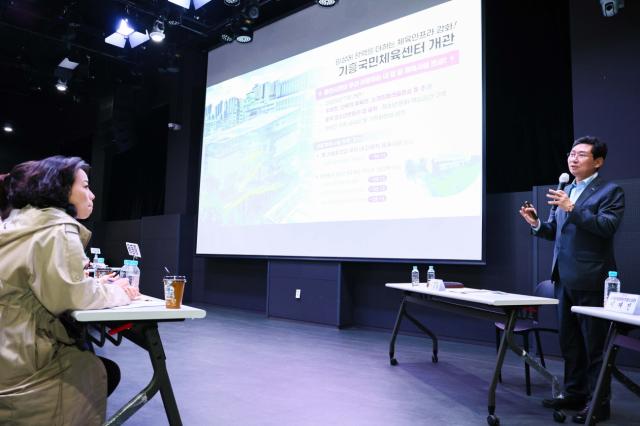 NSP통신-처인구와 기흥구 지역 중학교 학부모들과 간담회를 하고 있는 이상일 용인특례시장. (사진 = 용인특례시)