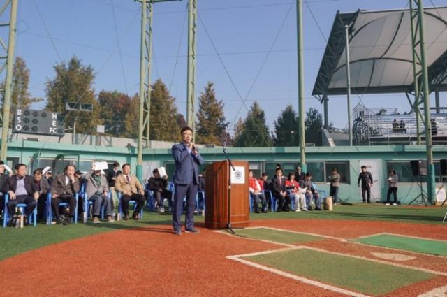 NSP통신-신상진 성남시장이 제21회 성남시장기 경기도 초중고 야구대회 개회식에 참석해 인사말을 하고 있다. (사진 = 성남시)