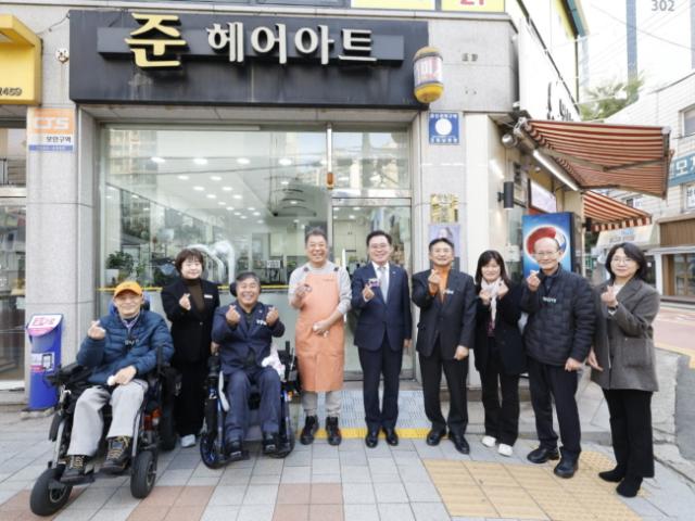 NSP통신-진교훈 서울 강서구청장(오른쪽 다섯 번째)이 6일 마음길 상점으로 지정된 등촌1동 준헤어아트를 찾아 현판식을 진행한 후 기념촬영을 하고 있다. (사진 = 서울 강서구청.)