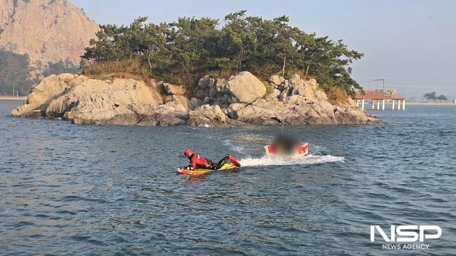 NSP통신-해경이 전동구조보드와 구조용 슬립웨이를 이용해 고립된 낚시객을 구조하고 있다. (사진 = 군산해양경찰서)