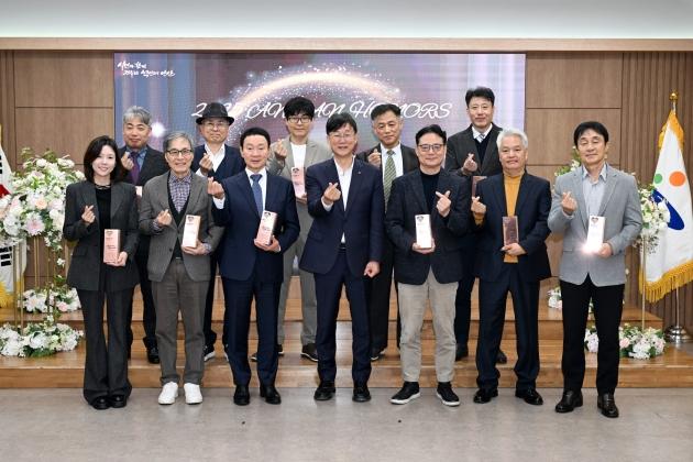 NSP통신-기부 문화 활성화 유공자에게 이민근 안산시장이 안산아너스 감사패 수여 후 기념촬영을 하고 있다. (사진 = 안산시)