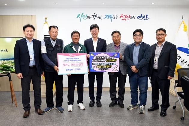 NSP통신-이민근 안산시장(가운데)이 2026년 어촌신활력증신사업 공모에 안산시 행낭곡항과 흥성항이 최종 선정된 것을 기념하며 사진촬영을 하고 있다. (사진 = 안산시)