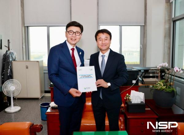 NSP통신-김철우 보성군수(왼쪽)가 국회에서 한병도 예산결산특별위원장(오른쪽)을 만나 보성군 주요 현안사업 국비 지원을 건의하고 기념사진을 촬영했다. (사진 = 보성군)