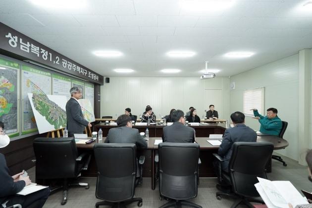 NSP통신-신상진 성남시장이 10일 복정1지구 조성사업 현장을 방문해 A1~A3블록 입주 대비 상황과 복정1지구 조성공사 전반을 점검하고 있다. (사진 = 성남시)